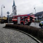 Na náměstí v Bělčicích komplikuje dopravu převrácený kamion