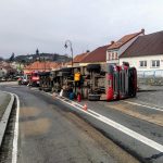 Na náměstí v Bělčicích komplikuje dopravu převrácený kamion