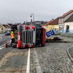 Na náměstí v Bělčicích komplikuje dopravu převrácený kamion