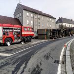 Na náměstí v Bělčicích komplikuje dopravu převrácený kamion