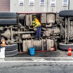 Na náměstí v Bělčicích komplikuje dopravu převrácený kamion