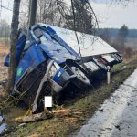 Kvůli odklízení následků ranní nehody kamionu uzavře policie silnici u Bernartic