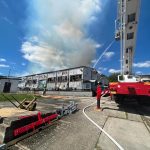 Ve Lhenicích hoří sklady plné balíků slámy. Hasiči vyhlásili druhý stupeň požárního poplachu