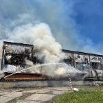 Ve Lhenicích hoří sklady plné balíků slámy. Hasiči vyhlásili druhý stupeň požárního poplachu