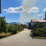Ve Lhenicích hoří sklady plné balíků slámy. Hasiči vyhlásili druhý stupeň požárního poplachu