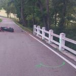 AKTUALIZOVÁNO: U Volenic zemřel ve čtvrtek večer motorkář. Muže nalezli svědci, kteří slyšeli náraz