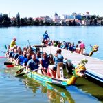 Hradecký rybník Vajgar ovládly dračí lodě. Vajgarská saň se jela už po šesté