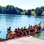 Hradecký rybník Vajgar ovládly dračí lodě. Vajgarská saň se jela už po šesté