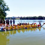 Hradecký rybník Vajgar ovládly dračí lodě. Vajgarská saň se jela už po šesté