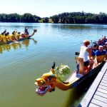 Hradecký rybník Vajgar ovládly dračí lodě. Vajgarská saň se jela už po šesté