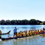 Hradecký rybník Vajgar ovládly dračí lodě. Vajgarská saň se jela už po šesté
