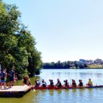 Hradecký rybník Vajgar ovládly dračí lodě. Vajgarská saň se jela už po šesté