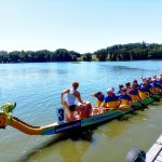 Hradecký rybník Vajgar ovládly dračí lodě. Vajgarská saň se jela už po šesté
