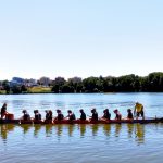 Hradecký rybník Vajgar ovládly dračí lodě. Vajgarská saň se jela už po šesté