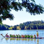 Hradecký rybník Vajgar ovládly dračí lodě. Vajgarská saň se jela už po šesté