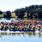 Hradecký rybník Vajgar ovládly dračí lodě. Vajgarská saň se jela už po šesté