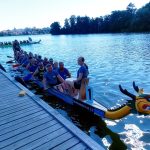 Hradecký rybník Vajgar ovládly dračí lodě. Vajgarská saň se jela už po šesté