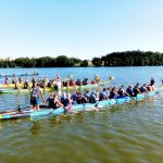 Hradecký rybník Vajgar ovládly dračí lodě. Vajgarská saň se jela už po šesté