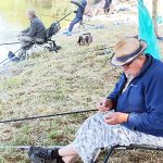 Rybáři v Dačicích oslavili sto let od založení spolku závodem na Peráčku