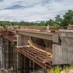Stavbu železničního mostu u Červené poznamenala smrt jednoho z dělníků