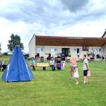 Sportovní víkend v Hrazánkách se vydařil. V neděli cvičili na hřišti také psi