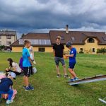 Sportovní víkend v Hrazánkách se vydařil. V neděli cvičili na hřišti také psi