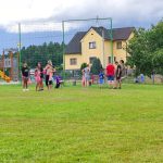 Sportovní víkend v Hrazánkách se vydařil. V neděli cvičili na hřišti také psi