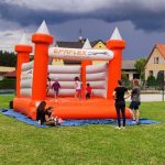 Sportovní víkend v Hrazánkách se vydařil. V neděli cvičili na hřišti také psi