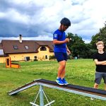 Sportovní víkend v Hrazánkách se vydařil. V neděli cvičili na hřišti také psi
