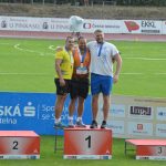 VIDEO: Jedno z posledních vyhlašování na MČR v atletice spláchl v Táboře silný déšť