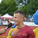 VIDEO: Jedno z posledních vyhlašování na MČR v atletice spláchl v Táboře silný déšť