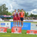 VIDEO: Jedno z posledních vyhlašování na MČR v atletice spláchl v Táboře silný déšť
