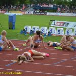 VIDEO: Jedno z posledních vyhlašování na MČR v atletice spláchl v Táboře silný déšť