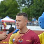 VIDEO: Jedno z posledních vyhlašování na MČR v atletice spláchl v Táboře silný déšť