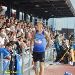VIDEO: Jedno z posledních vyhlašování na MČR v atletice spláchl v Táboře silný déšť