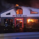 Požár pneumatik hasiči zlikvidovali. Kouř s koncentrací škodlivin se šířil do širokého okolí