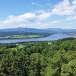 Letním Jihočeskem. Rozhledna na Dobré Vodě nabízí výhledy na Lipenskou přehradu a Šumavu