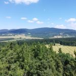 Letním Jihočeskem. Rozhledna na Dobré Vodě nabízí výhledy na Lipenskou přehradu a Šumavu