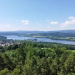 Letním Jihočeskem. Rozhledna na Dobré Vodě nabízí výhledy na Lipenskou přehradu a Šumavu