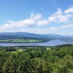 Letním Jihočeskem. Rozhledna na Dobré Vodě nabízí výhledy na Lipenskou přehradu a Šumavu