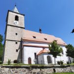 Letním Jihočeskem. Rozhledna na Dobré Vodě nabízí výhledy na Lipenskou přehradu a Šumavu