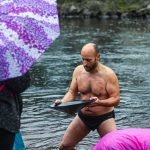 VIDEO: Zlatokopové se vrhli do Otavy navzdory dešti
