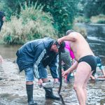 VIDEO: Zlatokopové se vrhli do Otavy navzdory dešti