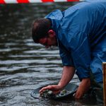 VIDEO: Zlatokopové se vrhli do Otavy navzdory dešti