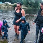 VIDEO: Zlatokopové se vrhli do Otavy navzdory dešti