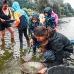 VIDEO: Zlatokopové se vrhli do Otavy navzdory dešti