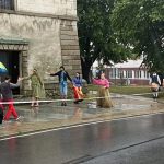 Házení kozla z věže si lidé v Dačicích nenechali ujít, i když pršelo