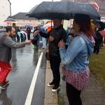 Házení kozla z věže si lidé v Dačicích nenechali ujít, i když pršelo