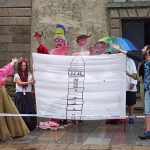 Házení kozla z věže si lidé v Dačicích nenechali ujít, i když pršelo