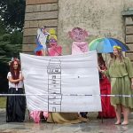 Házení kozla z věže si lidé v Dačicích nenechali ujít, i když pršelo